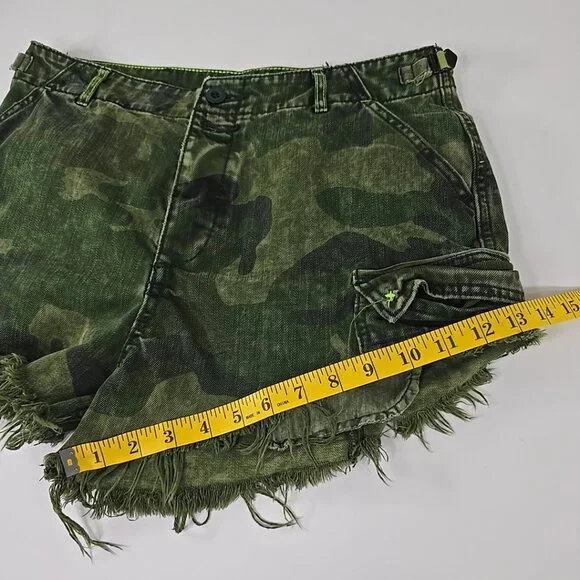 FREE PEOPLE WE THE FREE COMMANDER CAMO CARGO Cut-Off Shorts WOMEN'S SIZE 6 *EUC*